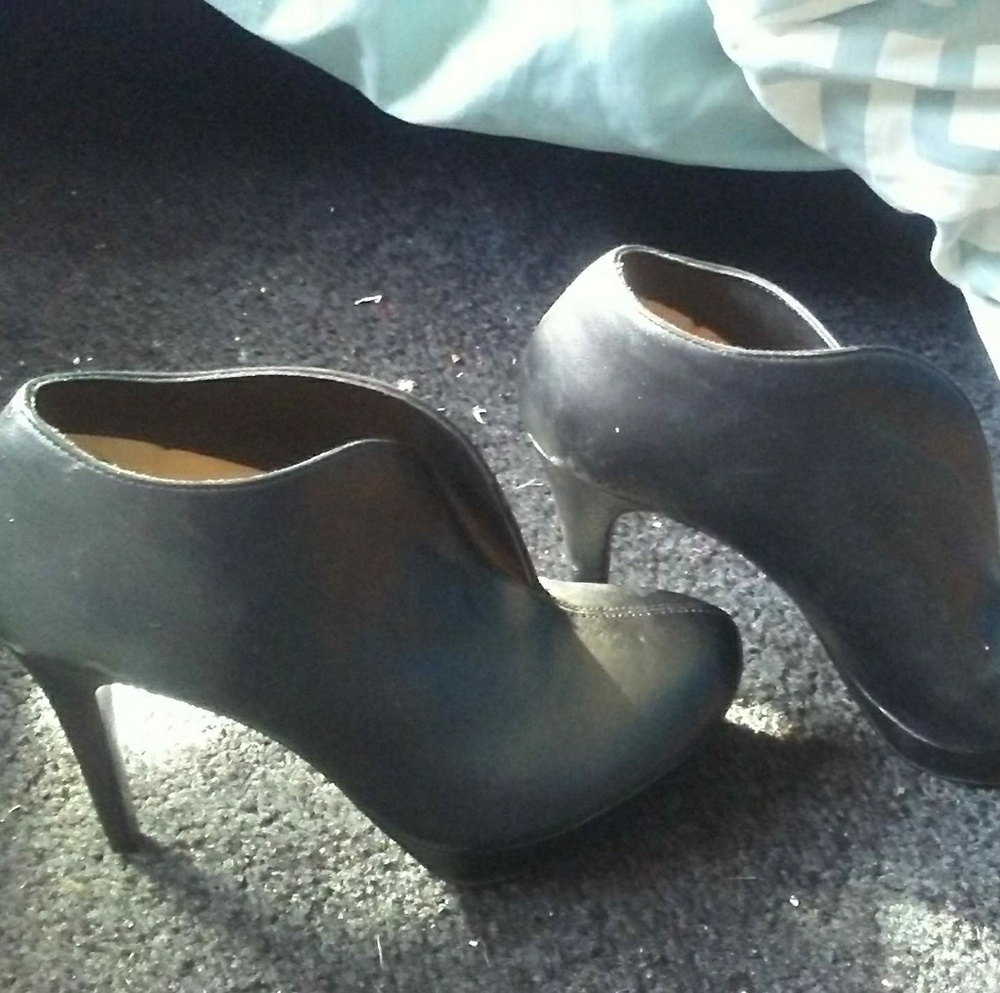 Size 8 Audrey Brooke Black Booties